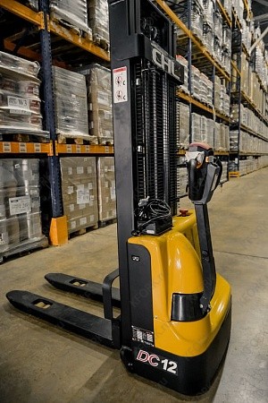 Штабелер электрический самоходный CHL CDD12J 1,2 т 2 м