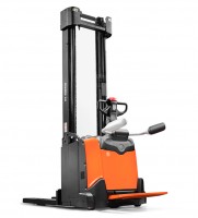 Штабелер электрический самоходный с платформой Toyota SPE160